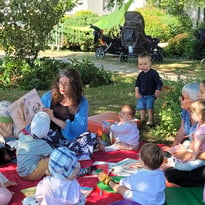 Petits lecteurs en plein air
