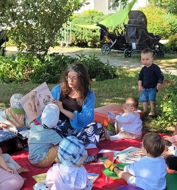 Petits lecteurs en plein air