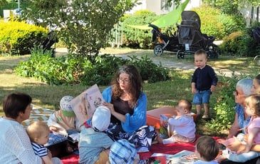 Petits lecteurs en plein air