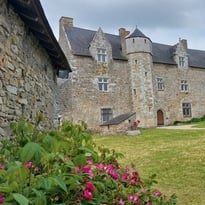 Visite guidée de l'intérieur et de l'extérieur du manoir