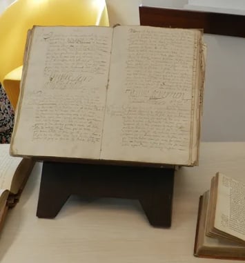 Découverte exceptionnelle du Livre des Miracles et de l'Atlas géographique du 17e siècle