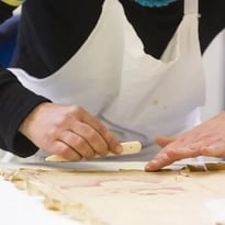 Fait main, le savoir-faire de l'atelier restauration