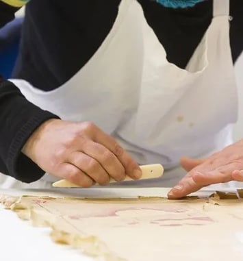 Fait main, le savoir-faire de l'atelier restauration