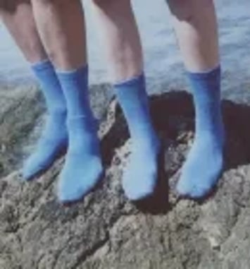 Les Fous et Aux Pieds Bleus Extra