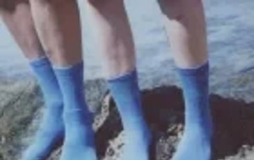 Les Fous et Aux Pieds Bleus Extra
