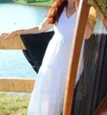 Lawena de Brocéliande et harpiste chanteuse