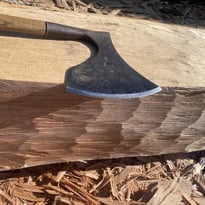 Charpente traditionnelle / Démonstration d'équarrissage du bois vert à la hache