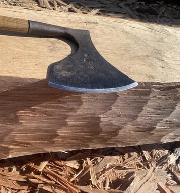 Charpente traditionnelle / Démonstration d'équarrissage du bois vert à la hache