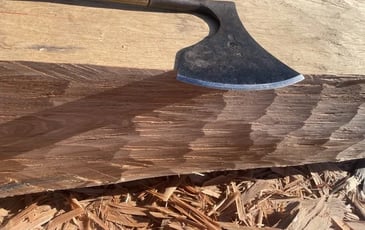 Charpente traditionnelle / Démonstration d'équarrissage du bois vert à la hache