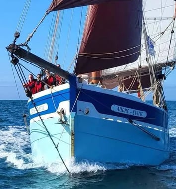 Rejoignez l'île d'Ilur en embarquant sur un bateau du patrimoine !