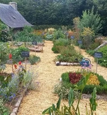 Exposition dans la chapelle et jardin au Manoir de Kermain