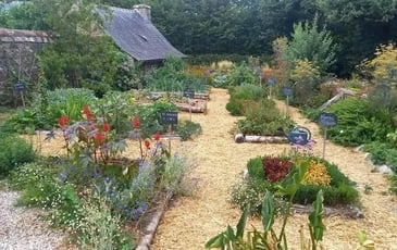 Exposition dans la chapelle et jardin au Manoir de Kermain