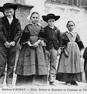 Comment s'habillaient les enfants alréens il y a 100 ans ?