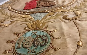 Découverte et restauration patrimoniales : la bannière du patronage ouvrier d'Hennebont